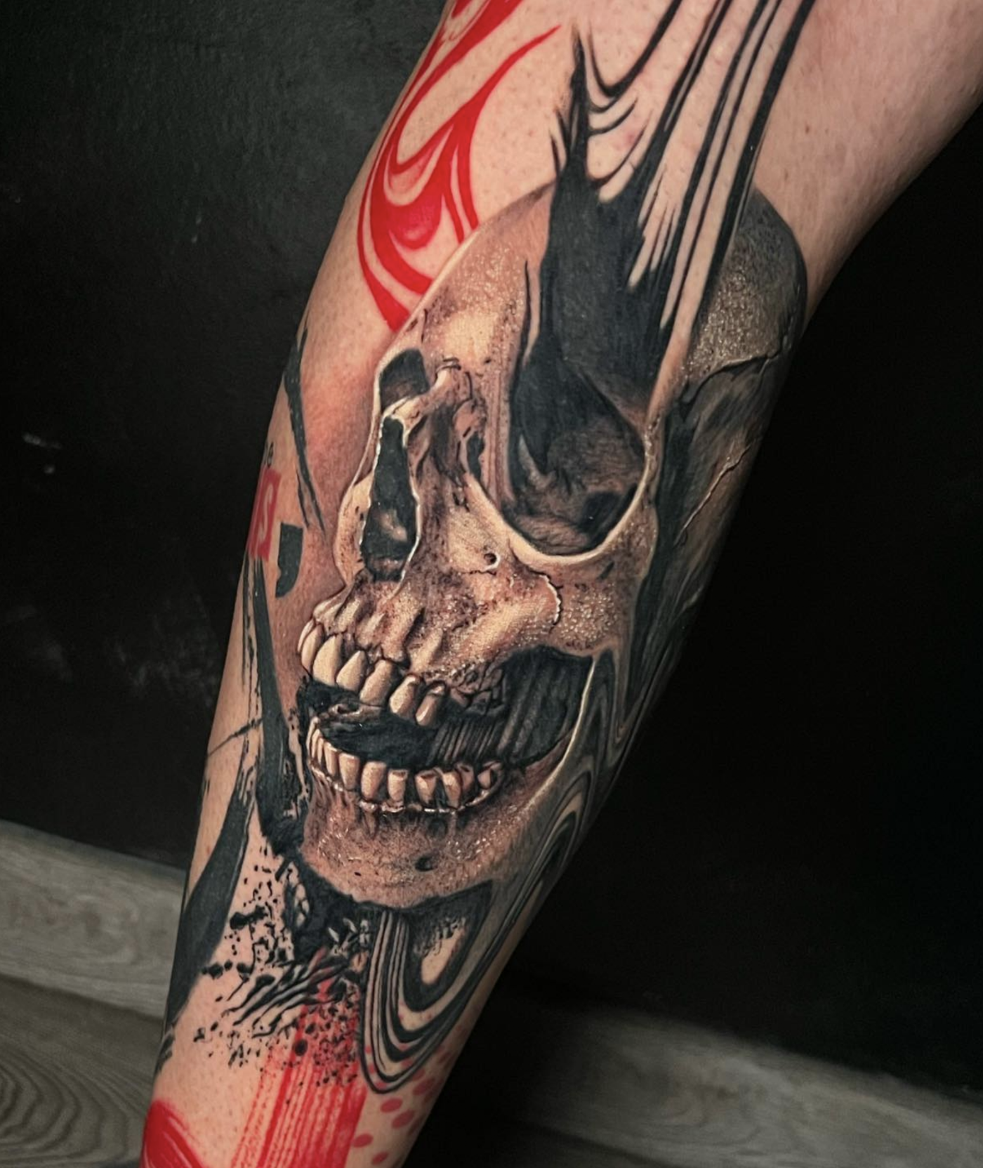 Tatuaggio trash polka con teschio